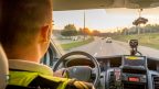 Rīgas pašvaldības policisti pieķer negodprātīgu taksometra vadītāju