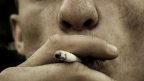Pēc atteikuma stāties dzimumattiecībās vīrietis pret draudzenes roku nodzēš cigareti