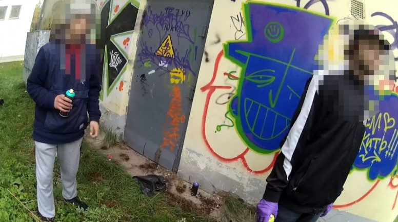 Likumsargi pieķer divus grafiti zīmētājus bojājam privātīpašumu