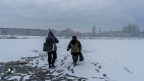 Bērni aizlieguma laikā staigā pa ledu