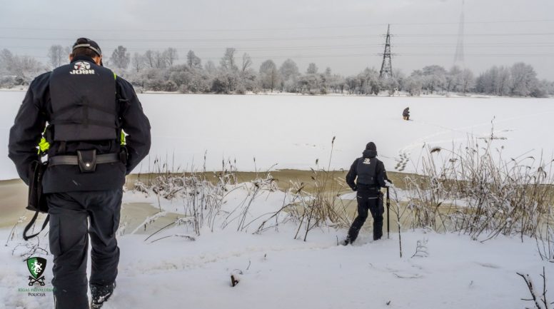 Policija brīdina par ledus bīstamību Rīgā