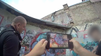 Brasā nepilngadīgs grafiti mākslinieks izpaužas uz neapdzīvotas ēkas sienas