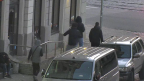 Četru jauniešu kompānija kādam guļošam puisim Vecrīgā uz ielas nozog mobilo telefonu