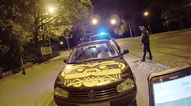 Policija Iļģuciemā aptur vairākkārt redzeslokā nonākušu transportlīdzekļa vadītāju bez tiesībām