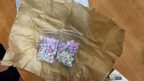 Pašvaldības policija Iļģuciemā aiztur aizdomīgu personu ar 200 MDMA tabletēm