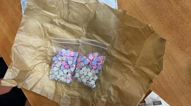 Pašvaldības policija Iļģuciemā aiztur aizdomīgu personu ar 200 MDMA tabletēm
