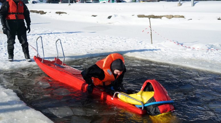 Vecdaugavā divi vīrieši izglābj ledū ielūzuša makšķernieka dzīvību