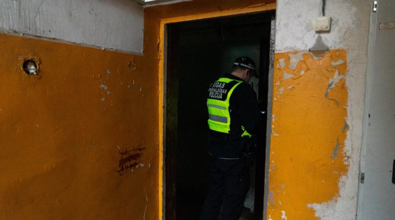 Policija Iļģuciemā aiztur vīrieti par tiesas lēmuma par pagaidu aizsardzību pret vardarbību pārkāpšanu
