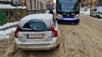 Neatbilstoši novietotas automašīnas traucē tramvaju satiksmi