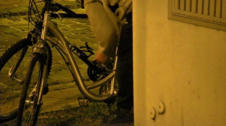 Pašvaldības policisti Vecrīgā uz karstām pēdām noķer velosipēda zagli
