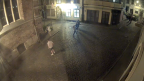 Videonovērošanas kamerās pieķer britu tūristus ar Ukrainas karogu rokās