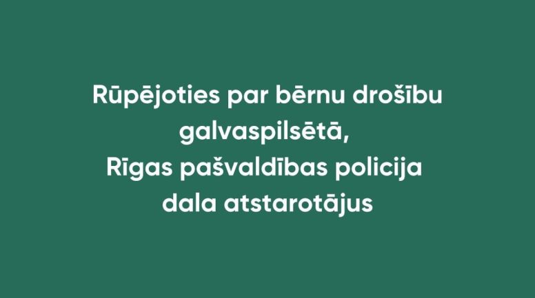 Pašvaldības policisti tumšajā laikā skolēniem dala atstarotājus