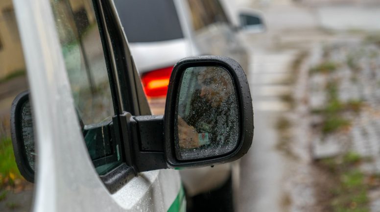 Pašvaldības policisti Ziepniekkalnā palīdz ielas malā palikušai autovadītājai