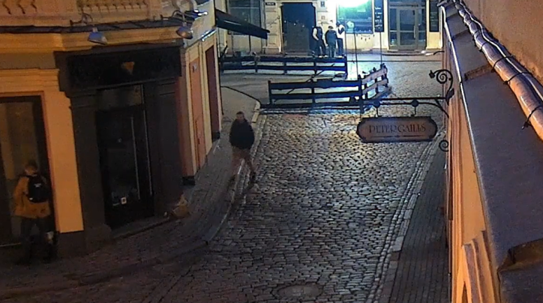 Rīgas valstspilsētas pašvaldības policija Vecrīgā uz karstām pēdām aiztur mobilā tālruņa zagli