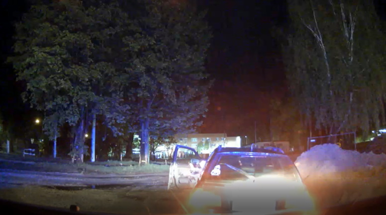 Rīgas pašvaldības policija aptur autovadītāju par braukšanu “zem ķieģeļa”; auto vēlāk atrod psihotropās vielas