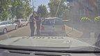 Policija Avotos aiztur autovadītāju bez tiesībām un ar šaujamierocim līdzīgu priekšmetu somā