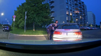 Rīgas pašvaldības policista modrība ārpus darba laika palīdz aizturēt braucošu kompāniju apreibinošo vielu ietekmē