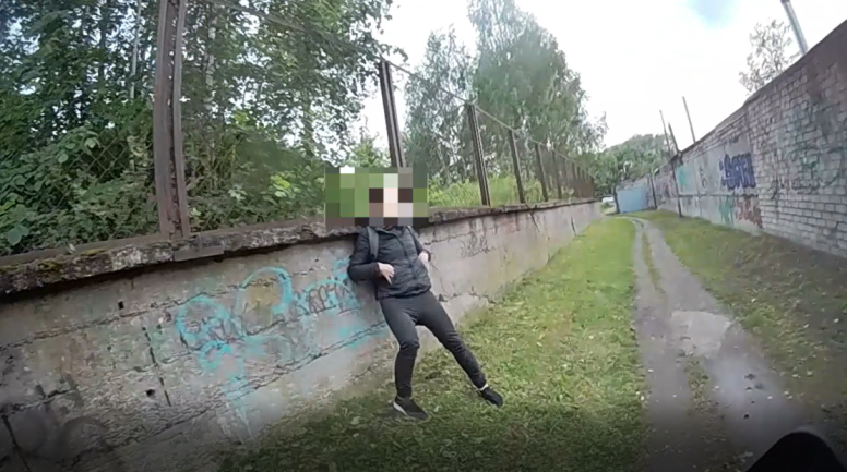Policisti nogādā mājās iereibušu sievieti; dzīvoklī sastop piecus nepilngadīgus bez uzraudzības atstātus bērnus