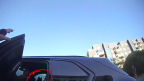 Pašvaldības policisti atbrīvo sakarsušā automašīnā atstātu suni
