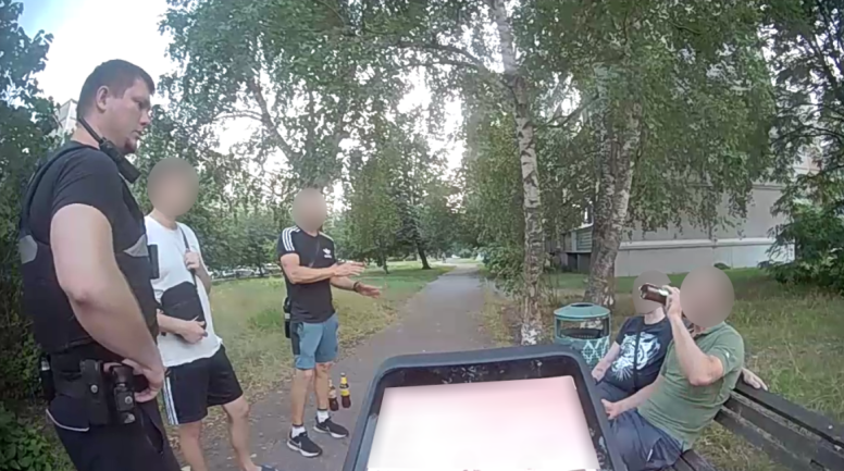 Iereibis vīrietis Ziepniekkalnā nepakļaujas likumsargiem un izsit stiklu policijas automašīnai