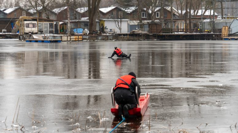 Rīgā aizliegts atrasties uz visu ūdenstilpju ledus