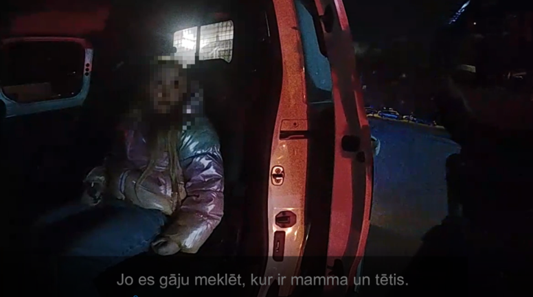 Pašvaldības policisti nogādā mājās naktī klaiņojošu bērnu; dzīvoklī sastop māti stiprā alkohola reibumā 