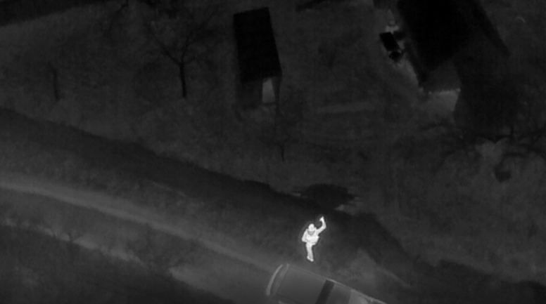 Rīgas pašvaldības policisti mazdārziņos ar dronu naktī atrod nosalušu cilvēku