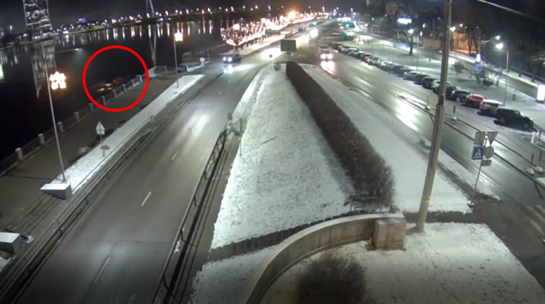 Rīgas pašvaldības policisti videonovērošanas kamerās pamana transportlīdzekli, kas iebrauc Daugavā