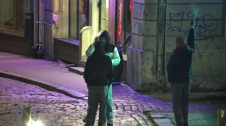 Pašvaldības policisti Vecrīgā nepilnas minūtes laikā aiztur jaunieti ar šaujamieroci