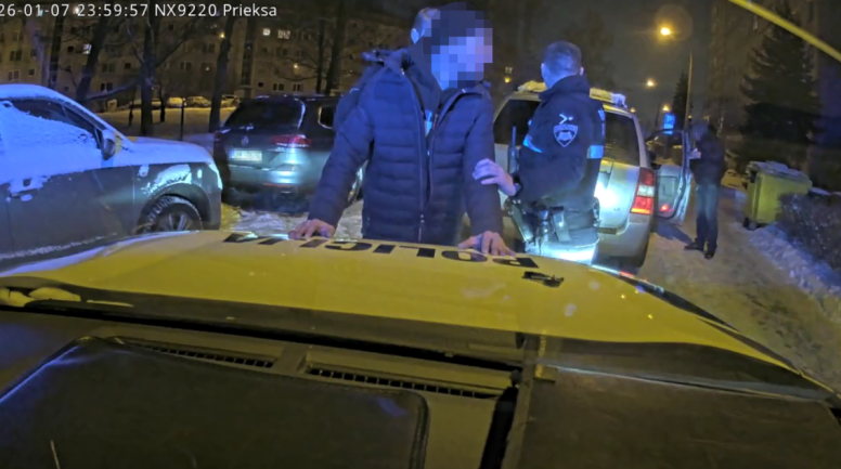 Par auto vadīšanu reibumā un bez tiesībām pašvaldības policisti Purvciemā aiztur vīrieti
