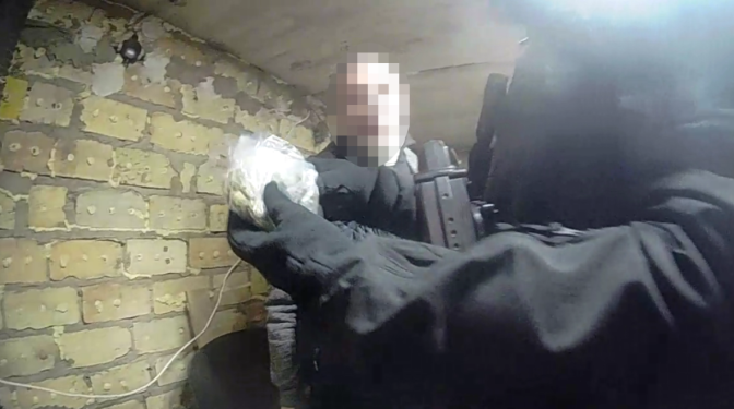 Mežaparkā pēc izsaukuma par ugunsgrēku pašvaldības policija aiztur trīs vīriešus ar iespējamām narkotikām