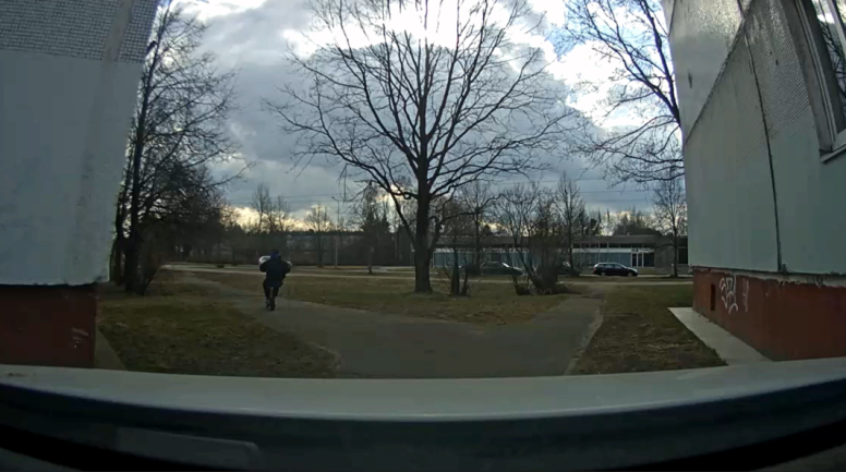 Pašvaldības policija Mežciemā aiztur iereibušu elektroskrejriteņa vadītāju bez tiesībām