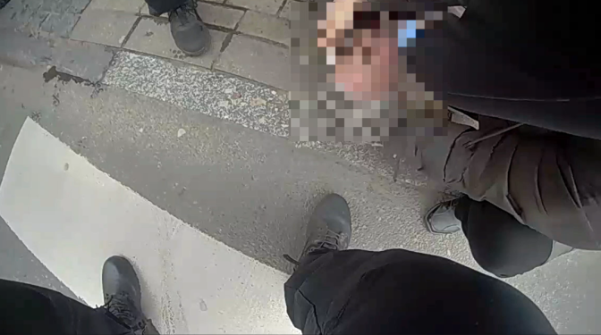 Pašvaldības policisti Centrā steidzas palīgā bezsamaņā guļošam vīrietim