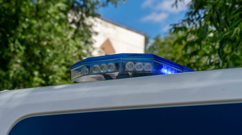 Pašvaldības policija no antisanitāriem apstākļiem Rīgas centrā izņem nepilngadīgu meiteni