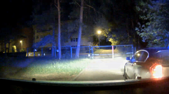 Pašvaldības policija Vecmīlgrāvī aiztur iereibušu BMW vadītāju; vainīgā bēg un izmanto piparu gāzi