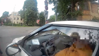 Likumsargi Āgenskalnā aiztur agresīvu un, iespējams, iereibušu autovadītāju