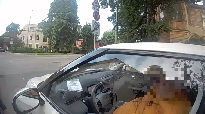 Likumsargi Āgenskalnā aiztur agresīvu un, iespējams, iereibušu autovadītāju