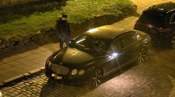 Videonovērošanas kameras Vecrīgā fiksē Bentley apzagšanu; policija aiztur divas personas 